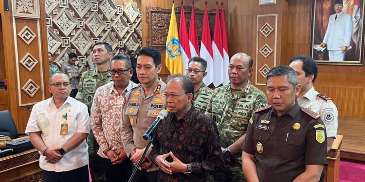 Gubernur Bali Wayan Koster didampingi instansi terkait saat konferensi pers. -BALITOPIK.COM