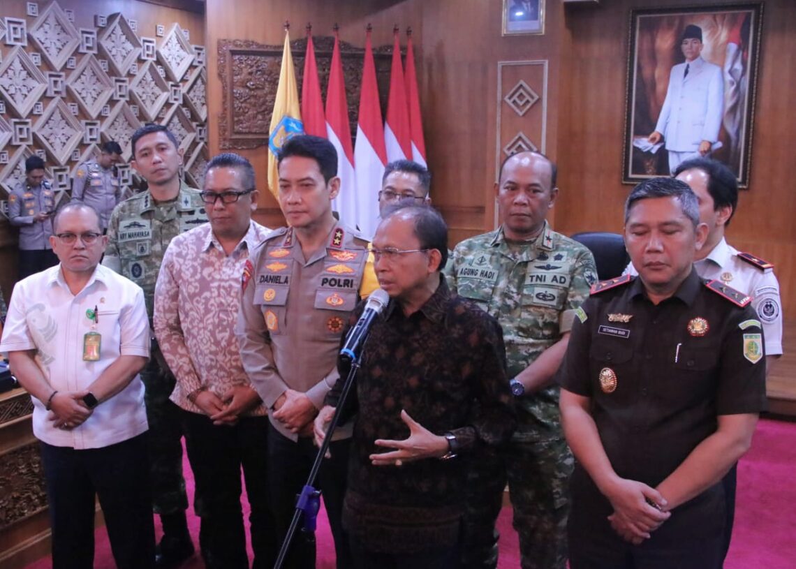 Gubernur Bali Wayan Koster didampingi instansi terkait saat konferensi pers. -BALITOPIK.COM