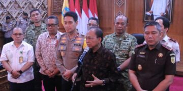 Gubernur Bali Wayan Koster didampingi instansi terkait saat konferensi pers. -BALITOPIK.COM