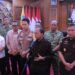 Gubernur Bali Wayan Koster didampingi instansi terkait saat konferensi pers. -BALITOPIK.COM