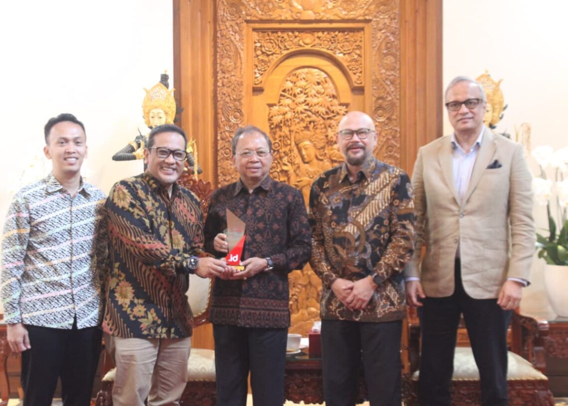 Gubernur Bali Wayan Koster saat menerima audiensi Prof. Hammam Riza, ilmuwan sekaligus Perekayasa Ahli Utama Badan Riset dan Inovasi Nasional (BRIN), bersama jajaran panitia ICANN87 di Jayasabha, Denpasar, Selasa (28/7/2026). -IST