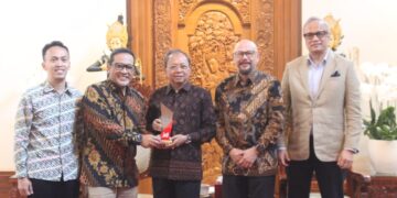 Gubernur Bali Wayan Koster saat menerima audiensi Prof. Hammam Riza, ilmuwan sekaligus Perekayasa Ahli Utama Badan Riset dan Inovasi Nasional (BRIN), bersama jajaran panitia ICANN87 di Jayasabha, Denpasar, Selasa (28/7/2026). -IST