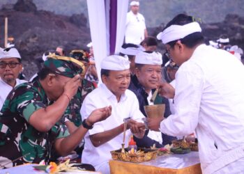 Gubernur Koster saat menghadiri persembahyangan dalam rangka Melaspas Purwa Mandala Pura Ulun Danu Batur dan Desa Adat Batur. -IST