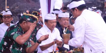 Gubernur Koster saat menghadiri persembahyangan dalam rangka Melaspas Purwa Mandala Pura Ulun Danu Batur dan Desa Adat Batur. -IST