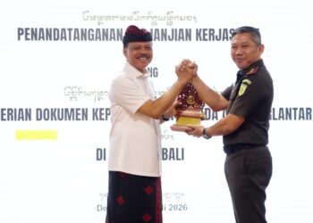 Sekda Dewa Indra saat menghadiri penandatanganan Perjanjian Kerja Sama (PKS) tentang pemberian dokumen kependudukan kepada anak telantar di Auditorium ST. Burhanuddin, Kejaksaan Tinggi Bali, Kamis (30/7). -IST