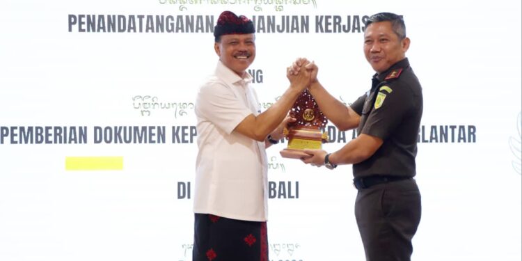 Sekda Dewa Indra saat menghadiri penandatanganan Perjanjian Kerja Sama (PKS) tentang pemberian dokumen kependudukan kepada anak telantar di Auditorium ST. Burhanuddin, Kejaksaan Tinggi Bali, Kamis (30/7). -IST