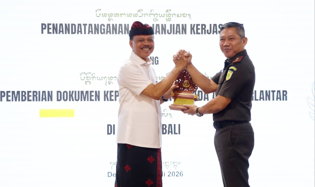 Sekda Dewa Indra saat menghadiri penandatanganan Perjanjian Kerja Sama (PKS) tentang pemberian dokumen kependudukan kepada anak telantar di Auditorium ST. Burhanuddin, Kejaksaan Tinggi Bali, Kamis (30/7). -IST