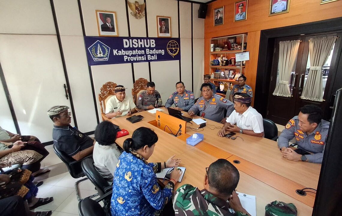 Rapat koordinasi Dishub Badung dan instansi terkait terkait rencana penertiban parkir liar di terminal Mengwi. -IST