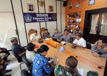 Rapat koordinasi Dishub Badung dan instansi terkait terkait rencana penertiban parkir liar di terminal Mengwi. -IST