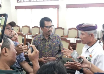 Ketua Komisi I DPRD Provinsi Bali, I Nyoman Budiutama (pakai kaca mata) saat memberikan keterangan terkait Perda Bendega. -IST