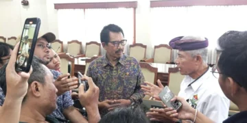 Ketua Komisi I DPRD Provinsi Bali, I Nyoman Budiutama (pakai kaca mata) saat memberikan keterangan terkait Perda Bendega. -IST