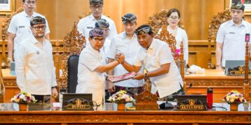 Bupati Badung dan Ketua DPRD Badung saat menyepakati KUA-PPAS 2027. -IST