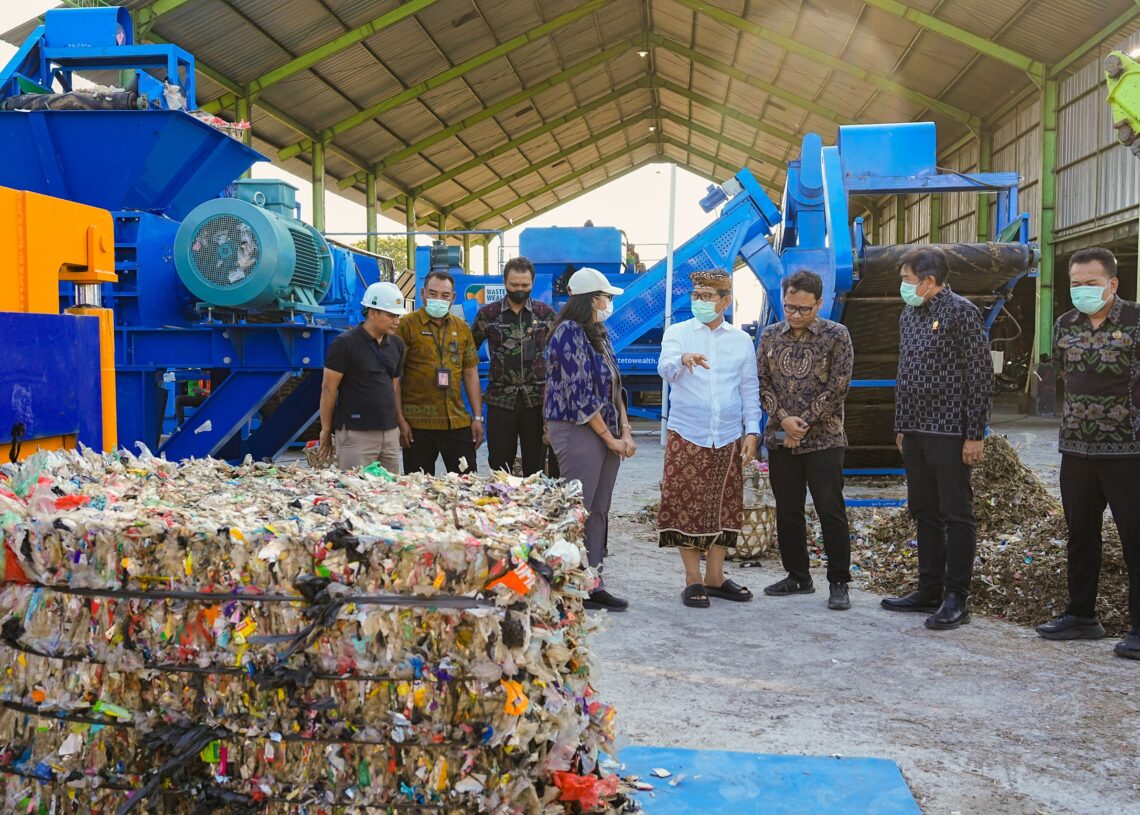 Bupati Badung I Wayan Adi Arnawa saat meninjau TPST Mengwitani. -IST