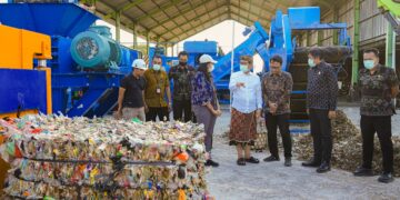Bupati Badung I Wayan Adi Arnawa saat meninjau TPST Mengwitani. -IST