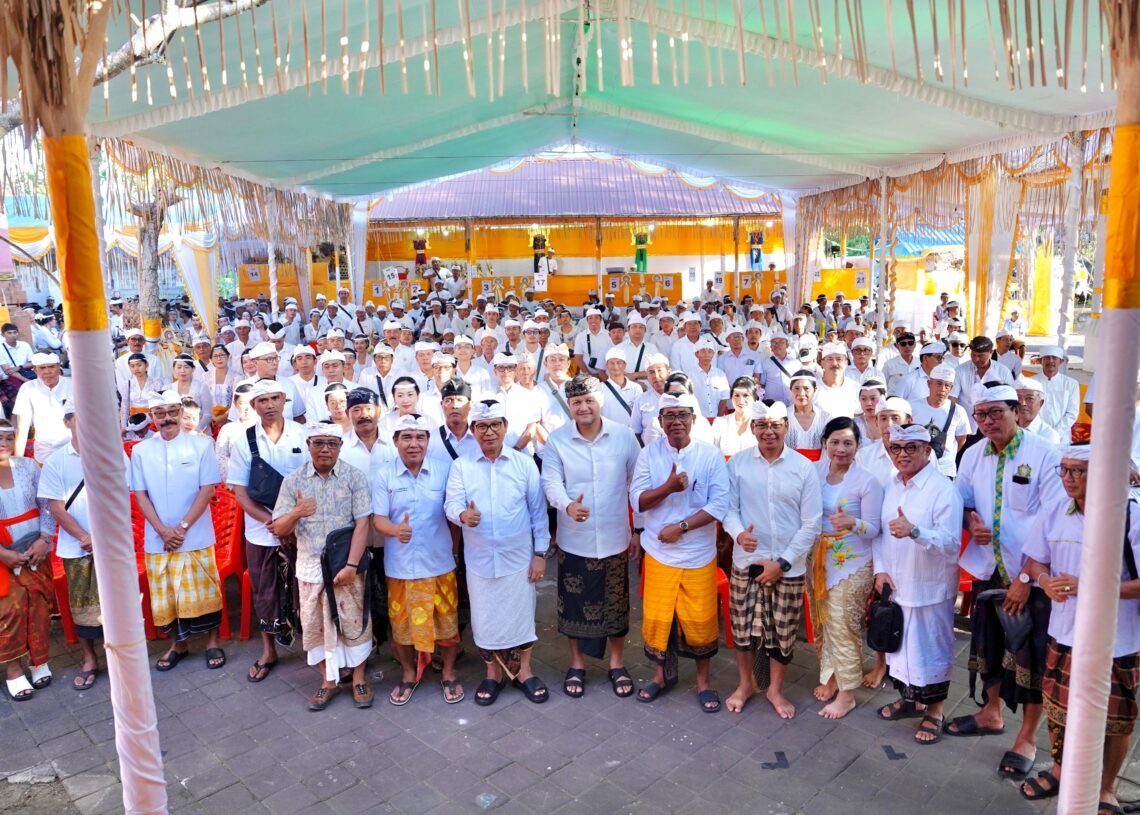 Bupati dan Wakil Bupati Badung hadiri Puncak Yadnya Massal Desa Adat Kwanji. -IST