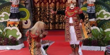 Komunitas Seni Grahasta Bawera, Banjar Pengayehan, Desa Munggu, Kecamatan Mengwi, tampil sebagai Duta Kabupaten Badung dengan membawa garapan “ELING” dalam Rekasadana (Pergelaran) Revitalisasi Kesenian Klasik di Kalangan Angsoka, Taman Budaya Bali, Senin (6/7/2026). -IST
