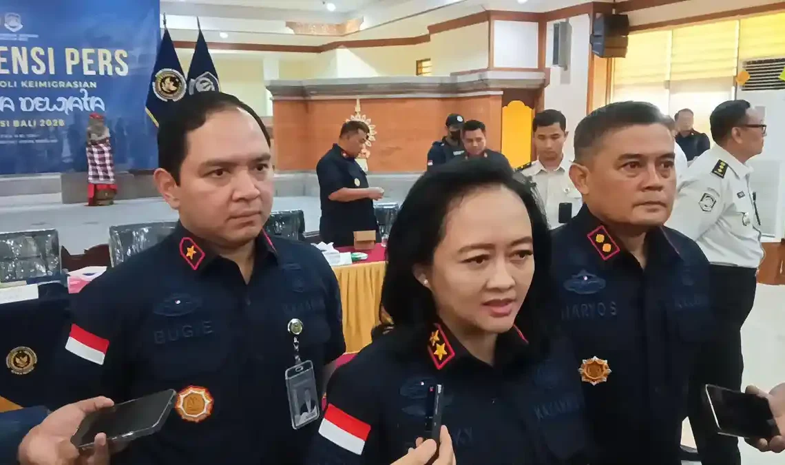 Kepala Kanwil Ditjen Imigrasi Bali Felucia Sengky Ratna (tengah) dan Kepala Kantor Imigrasi Badung Bugie Kurniawan (kiri). -IST