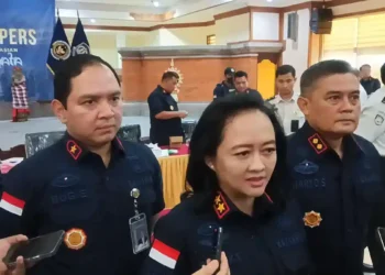 Kepala Kanwil Ditjen Imigrasi Bali Felucia Sengky Ratna (tengah) dan Kepala Kantor Imigrasi Badung Bugie Kurniawan (kiri). -IST