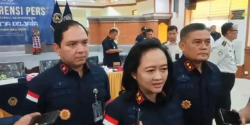 Kepala Kanwil Ditjen Imigrasi Bali Felucia Sengky Ratna (tengah) dan Kepala Kantor Imigrasi Badung Bugie Kurniawan (kiri). -IST