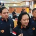 Kepala Kanwil Ditjen Imigrasi Bali Felucia Sengky Ratna (tengah) dan Kepala Kantor Imigrasi Badung Bugie Kurniawan (kiri). -IST