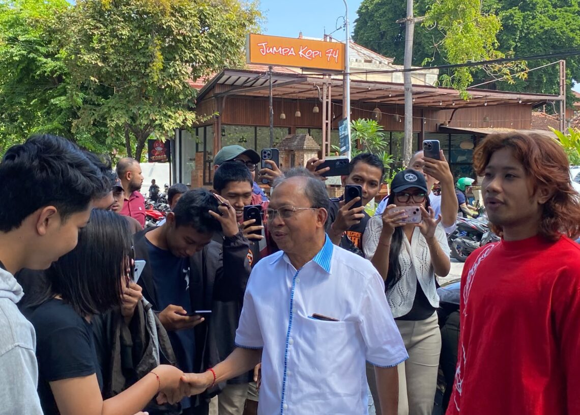 Gubernur Bali, Wayan Koster saat menyapa sejumlah anak muda yang datang ke acara traktiran di perayaan Hari Raya Tumpek Krulut atau Hari Kasih Sayang di Bali. -BALITOPIK.COM