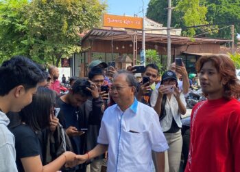 Gubernur Bali, Wayan Koster saat menyapa sejumlah anak muda yang datang ke acara traktiran di perayaan Hari Raya Tumpek Krulut atau Hari Kasih Sayang di Bali. -BALITOPIK.COM