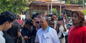 Gubernur Bali, Wayan Koster saat menyapa sejumlah anak muda yang datang ke acara traktiran di perayaan Hari Raya Tumpek Krulut atau Hari Kasih Sayang di Bali. -BALITOPIK.COM