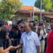 Gubernur Bali, Wayan Koster saat menyapa sejumlah anak muda yang datang ke acara traktiran di perayaan Hari Raya Tumpek Krulut atau Hari Kasih Sayang di Bali. -BALITOPIK.COM