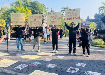 Solidaritas Jurnalis Bali saat melakukan aksi damai depan Monumen Bajra Sandhi, Renon, Denpasar. -BALITOPIK.COM