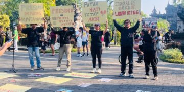 Solidaritas Jurnalis Bali saat melakukan aksi damai depan Monumen Bajra Sandhi, Renon, Denpasar. -BALITOPIK.COM