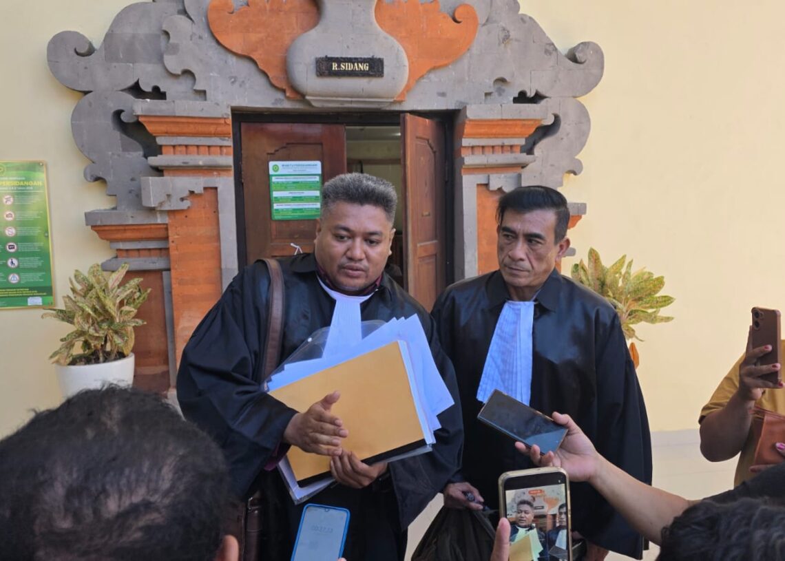 Tim penasihat hukum.dari LBH PENA, Charlie Y Usfunan dan Yarianto Telaumbanua. -IST