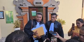 Tim penasihat hukum.dari LBH PENA, Charlie Y Usfunan dan Yarianto Telaumbanua. -IST
