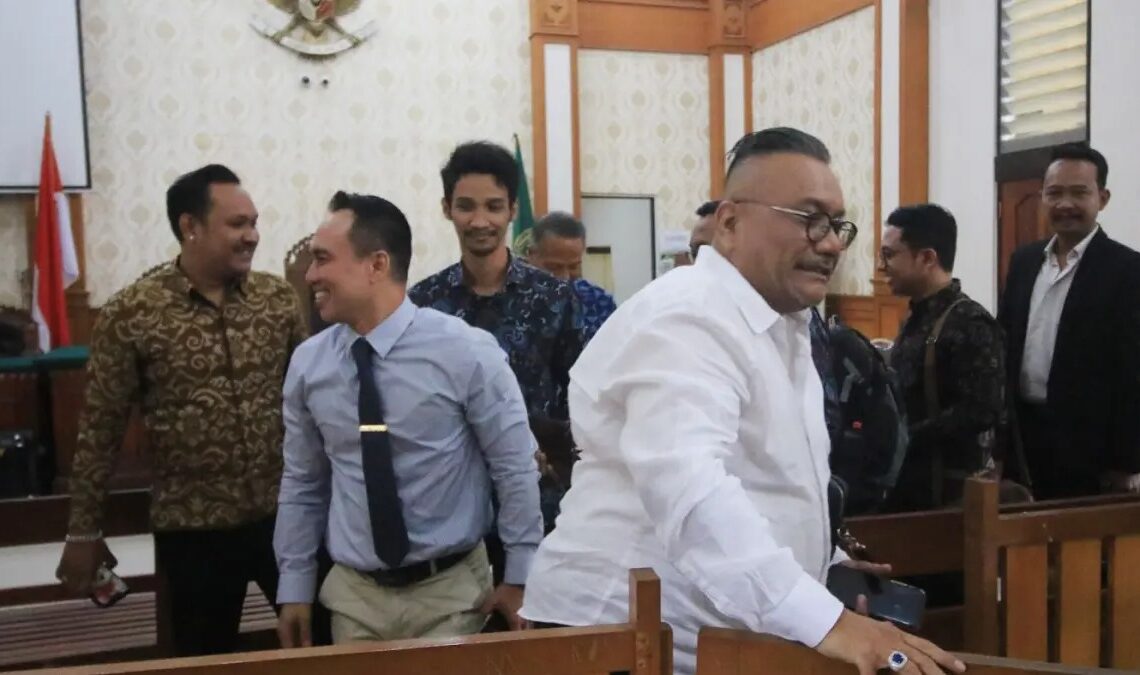 Penggugat empat media Togar Situmorang (baju putih) disusul tim kuasa hukum empat media yang tergabung SJB keluar ruang sidang usai mediasi tidak menemui titik temu di PN Denpasar, Selasa (4/8?2026). -IST