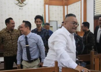 Penggugat empat media Togar Situmorang (baju putih) disusul tim kuasa hukum empat media yang tergabung SJB keluar ruang sidang usai mediasi tidak menemui titik temu di PN Denpasar, Selasa (4/8?2026). -IST