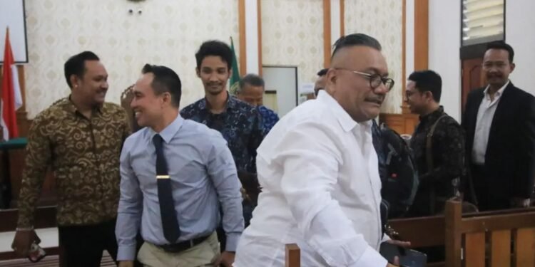 Penggugat empat media Togar Situmorang (baju putih) disusul tim kuasa hukum empat media yang tergabung SJB keluar ruang sidang usai mediasi tidak menemui titik temu di PN Denpasar, Selasa (4/8?2026). -IST