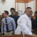 Penggugat empat media Togar Situmorang (baju putih) disusul tim kuasa hukum empat media yang tergabung SJB keluar ruang sidang usai mediasi tidak menemui titik temu di PN Denpasar, Selasa (4/8?2026). -IST