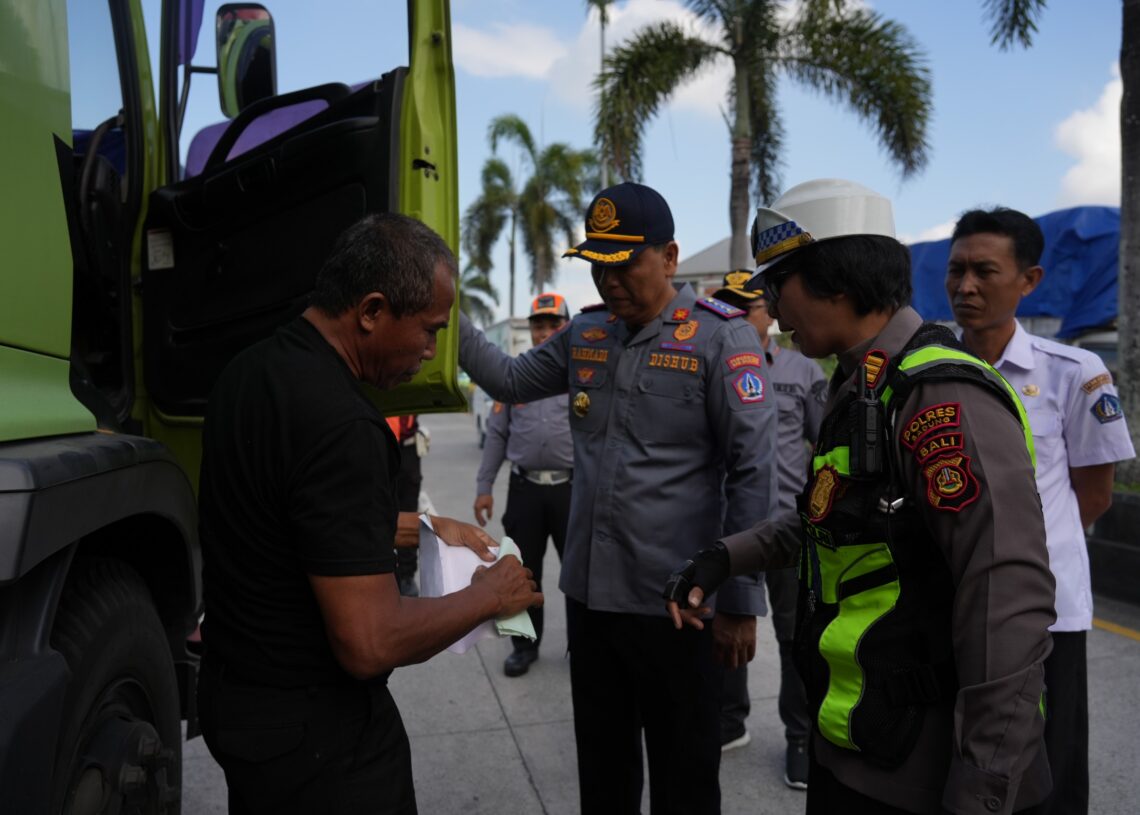 Dinas Perhubungan (Dishub) Kabupaten Badung bersama tim gabungan menertibkan puluhan truk yang parkir liar di sepanjang Jalan Jaksa Agung R. Soeprapto, kawasan Terminal Mengwi, Rabu (5/8/2026).