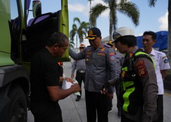 Dinas Perhubungan (Dishub) Kabupaten Badung bersama tim gabungan menertibkan puluhan truk yang parkir liar di sepanjang Jalan Jaksa Agung R. Soeprapto, kawasan Terminal Mengwi, Rabu (5/8/2026).