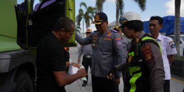 Dinas Perhubungan (Dishub) Kabupaten Badung bersama tim gabungan menertibkan puluhan truk yang parkir liar di sepanjang Jalan Jaksa Agung R. Soeprapto, kawasan Terminal Mengwi, Rabu (5/8/2026).