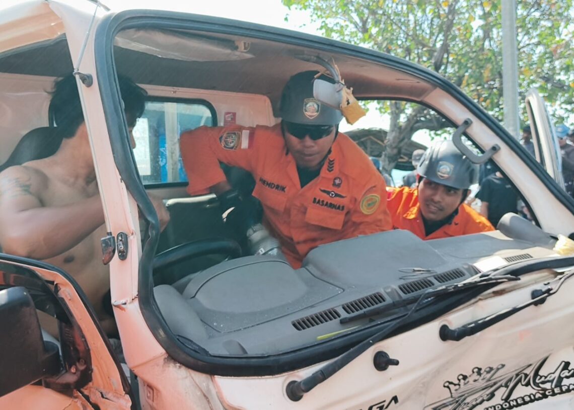 TIM SAR gabungan saat evakuasi seorang sopir dari salah satu truk. -IST