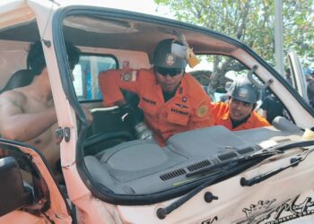 TIM SAR gabungan saat evakuasi seorang sopir dari salah satu truk. -IST