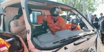 TIM SAR gabungan saat evakuasi seorang sopir dari salah satu truk. -IST