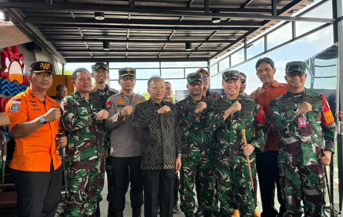 Gubernur Bali Wayan Koster menghadiri Manuver Lapangan Latihan Kesiapsiagaan Operasional (LKO) Komando Gabungan Wilayah Pertahanan (Kogabwilhan) II Tahun Anggaran 2026. -IST