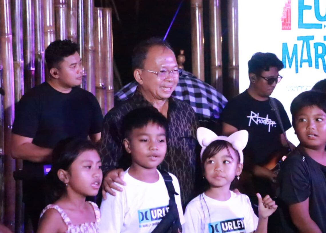 Potret Gubernur Bali Wayan Koster berpose dengan sejumlah anak di Kawasan Sidewalk Pulau Peninsula The Nusa Dua, Badung. -IST