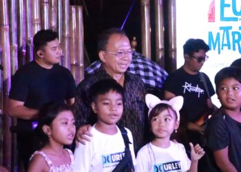 Potret Gubernur Bali Wayan Koster berpose dengan sejumlah anak di Kawasan Sidewalk Pulau Peninsula The Nusa Dua, Badung. -IST