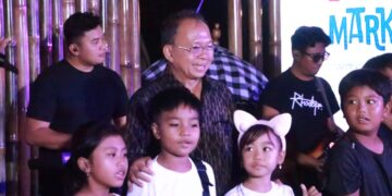 Potret Gubernur Bali Wayan Koster berpose dengan sejumlah anak di Kawasan Sidewalk Pulau Peninsula The Nusa Dua, Badung. -IST