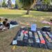 Potret sejumlah anak-anak membaca buku yang dipajang oleh AJI Denpasar di lapangan Renon. -IST