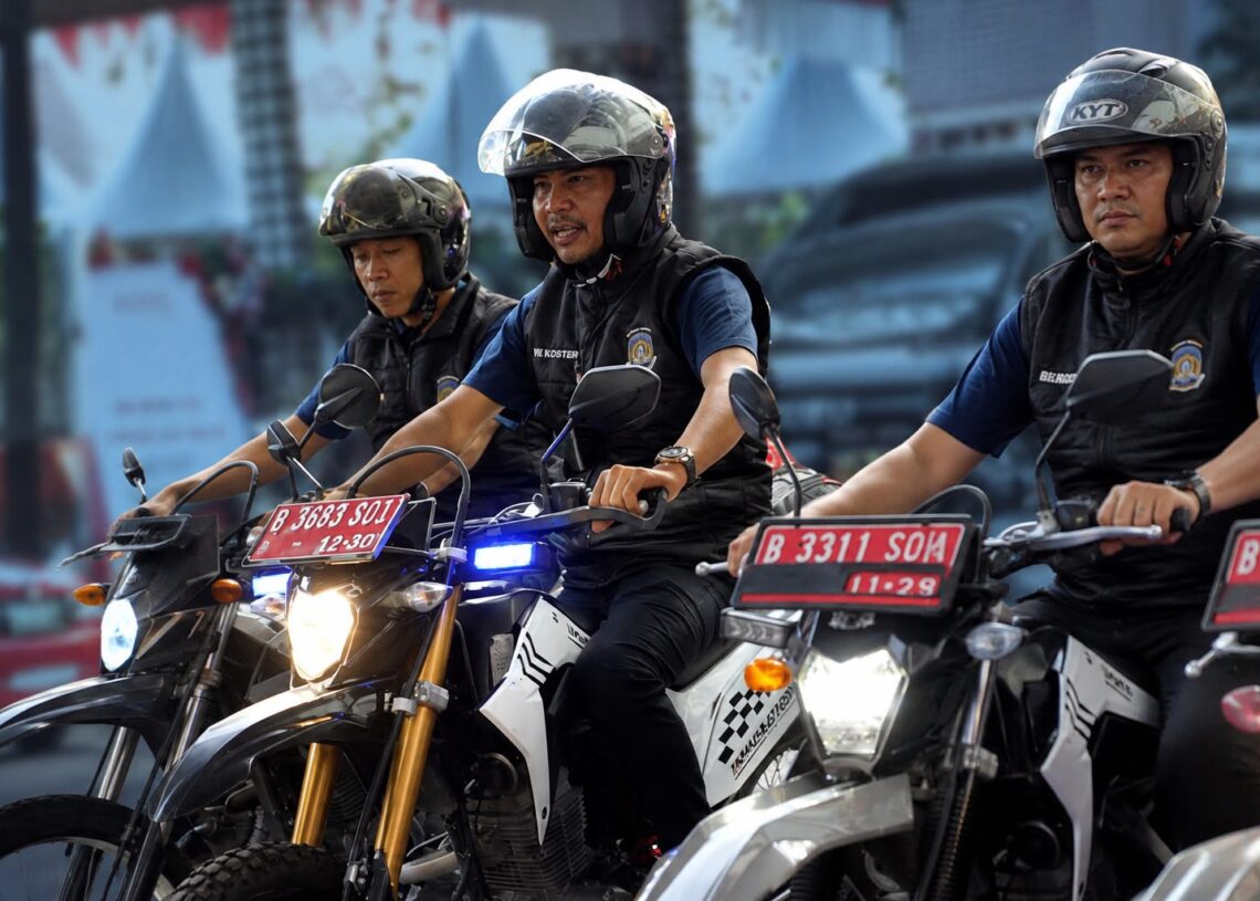 Petugas Imigrasi saat melakukan Patroli Dharma Dewata. -IST