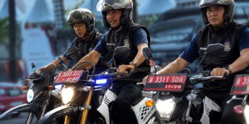 Petugas Imigrasi saat melakukan Patroli Dharma Dewata. -IST