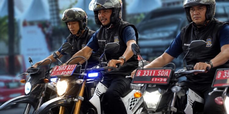 Petugas Imigrasi saat melakukan Patroli Dharma Dewata. -IST